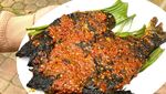 Lesehan Makan Ayam Goreng Kampung Bareng Genjer Oncom