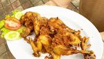 Lesehan Makan Ayam Goreng Kampung Bareng Genjer Oncom