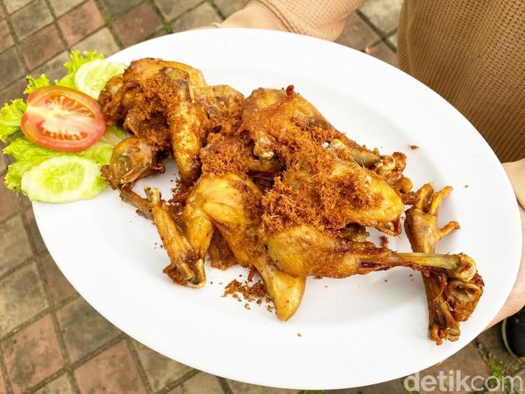 Lesehan Makan Ayam Goreng Kampung Bareng Genjer Oncom