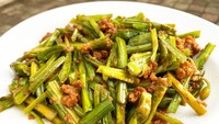 Tak lengkap rasanya berbuka puasa dengan ayam goreng dan ikan bakar, tanpa kehadiran sayur tumis. Di sini menu sayur populer ada Genjer Oncom. Foto: detikFood