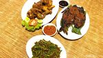 Lesehan Makan Ayam Goreng Kampung Bareng Genjer Oncom