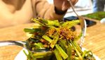 Lesehan Makan Ayam Goreng Kampung Bareng Genjer Oncom