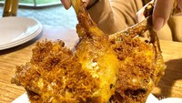 Meski ayam kampung ukurannya tidak sebesar ayam negeri, tapi cukup untuk disantap oleh 3-4 orang. Aroma harum dari lengkuas yang melimpah, cocok disantap dengan cocolan sambal terasinya. Foto: detikFood