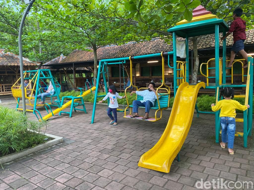 RM. Saung Apung : Buka Puasa Lesehan Makan Ikan Patin dan Genjer Oncom