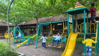 Suasana asri dengan konsep lesehan, sekaligus taman bermain untuk anak-anak membuat restoran keluarga ini tak pernah sepi dari pengunjung. Foto: detikFood