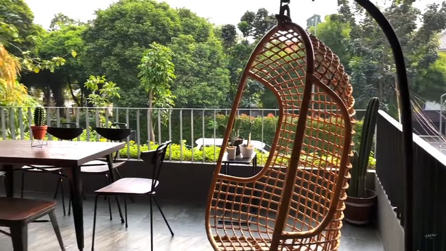 Pintu masuk utama berada di lantai atas. Pada bagian depan terdapat teras merangkap balkon dengan pemandangan pepohonan hijau nan rimbun. (Foto: YouTube NisNaz Channel)