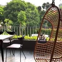 Pintu masuk utama berada di lantai atas. Pada bagian depan terdapat teras merangkap balkon dengan pemandangan pepohonan hijau nan rimbun. (Foto: YouTube NisNaz Channel)