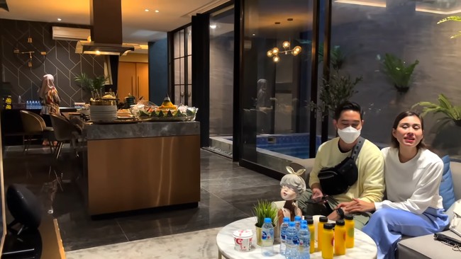 Nisya Ahmad dan suaminya, Andika Rosadi, akhirnya punya rumah baru. Bergaya home-town, rumah tersebut hadir dengan interior modern kontemporer yang terkesan mewah.  (Foto: YouTube NisNaz Channel)