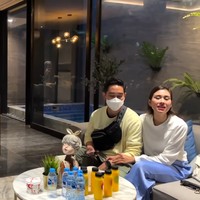 Nisya Ahmad dan suaminya, Andika Rosadi, akhirnya punya rumah baru. Bergaya home-town, rumah tersebut hadir dengan interior modern kontemporer yang terkesan mewah.  (Foto: YouTube NisNaz Channel)