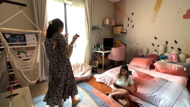 Kamar putri Nisya hadir dengan dekorasi bernuansa pink yang cute dan chic. (Foto: YouTube NisNaz Channel)