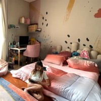 Kamar putri Nisya hadir dengan dekorasi bernuansa pink yang cute dan chic. (Foto: YouTube NisNaz Channel)