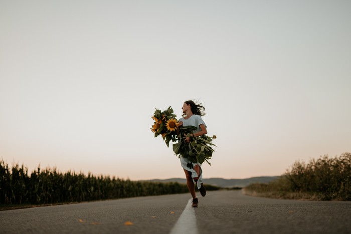 Lari Pakai Gaun Pengantin Runaway Bride