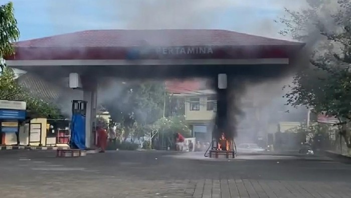 Sebuah mesin dispenser pada stasiun pengisian bahan bakar umum (SPBU) di Bali mengalami kebakaran (dok BPBD Gianyar)