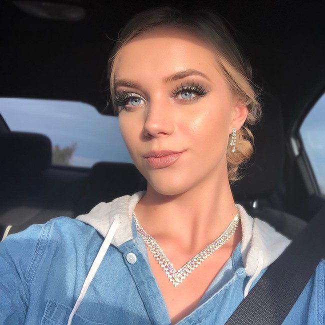 Setelah dididiagnosa aku merasa tidak ada harapan. Aku tidak pernah merasa begitu kesepain. Kecemasan membuatku harus menarik diri dan mengisolasi diri dari semua orang dalam hidupku. Aku tidak punya energi untuk tetap berhubungan, tambah Stephanie. Foto: Instagram @thestephaniestarlight