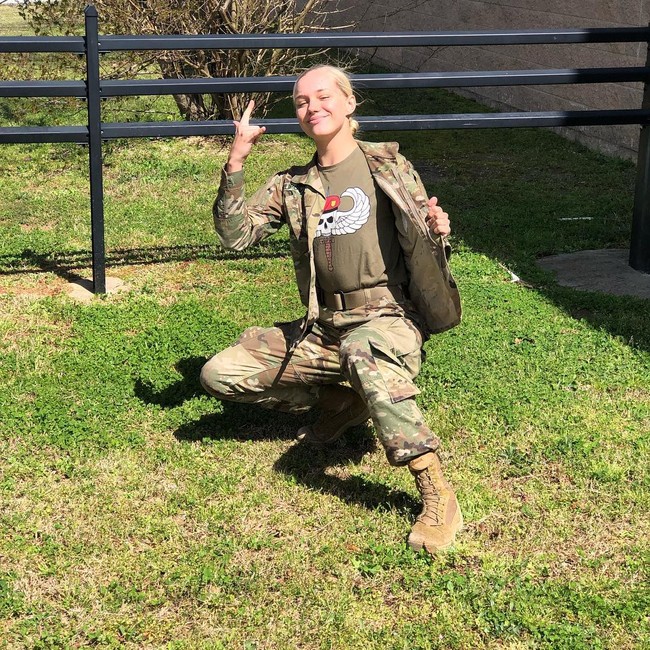 Saat itu, Stephanie kehilangan banyak berat badan hingga terlihat sangat kurus. Hal tersebut sampai membuat sang pacar meninggalkannya. Dia bilang aku sangat kurus dan perlu menaikkan berat badan dan aku mengetahui dia berkali-kali selingkuh dariku dengan orang lain yang lebih tipenya,  Foto: Instagram @thestephaniestarlight