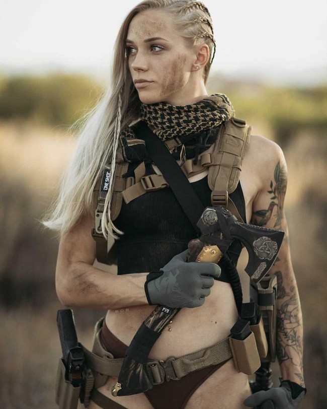 Setelah sempat mengalami depresi, seorang teman menawarkan untuk membantunya menemukan jalan karier baru yakni sebagai model. Kini Stephanie menjalani profesi sebagai model seksi meski sebelumnya pernah diputuskan mantan karena terlalu kurus. Meski kini lebih mudah mendapatkan uang, ia mengaku tidak mudah transisinya. Foto: Instagram @thestephaniestarlight