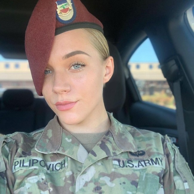 Stephanie Pilipovich bekerja untuk militer AS pada 2017 setelah lulus pendidikan pasukan terjun payung. Tapi sayangnya, pekerjaan itu tidak bisa lama dijalaninya karena ia didiagnosa kanker 18 bulan kemudian. Foto: Instagram @thestephaniestarlight
