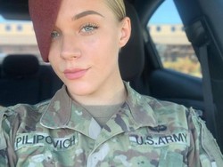 9 Foto Mantan Tentara Pasukan Terjun Payung yang Kini Jadi Model Seksi