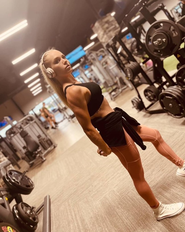 Sejak itu, wanita 23 tahun tersebut mulai fokus nge-gym untuk melupaskan mantannya tersebut. Butuh waktu beberapa waktu setelah memperbaiki fisik dari operasi, aku latihan beban untuk membangun fisik dan ketahanan mental. Aku dulu pasukan terjun payung. Aku butuh merasa kuat untuk menjalankan pekerjaan, ujarnya. Foto: Instagram @thestephaniestarlight