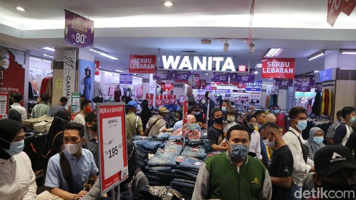 Suasana mal di Kudus yang dipadati pengunjung pada Jumat (7/5/2021). Masih banyak yang abai prokes.