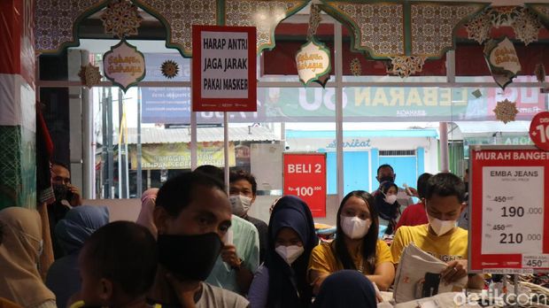 Suasana mal di Kudus yang dipadati pengunjung pada Jumat (7/5/2021). Masih banyak pengunjung yang abai prokes.