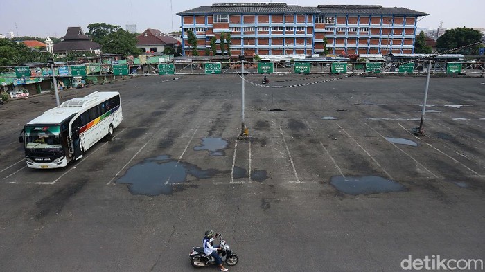 Terminal Kota Bekasi terlihat sepi, pada hari kedua larangan mudik 2021. Begini suasananya.