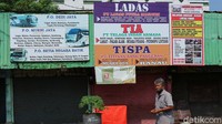 Kios-kios penjual tiket bus juga tutup.