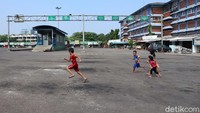 Anak-anak bermain di terminal yang sepi.