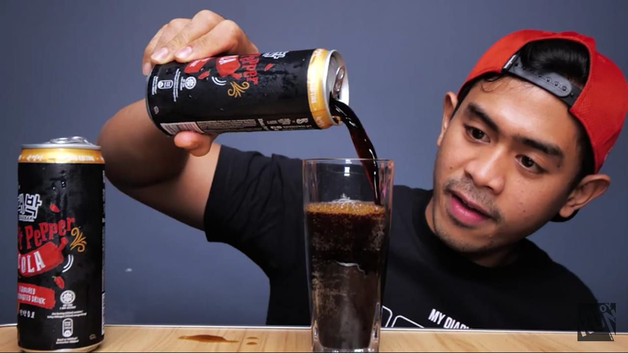 Nekat! Tanboy Kun Minum Soda Pedas untuk Buka Puasa