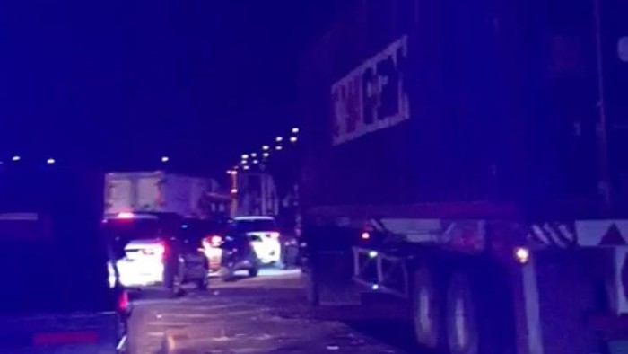 Tangkapan layar video macet di Tol Cikampek. Foto dari screenshot video Gus Miftah