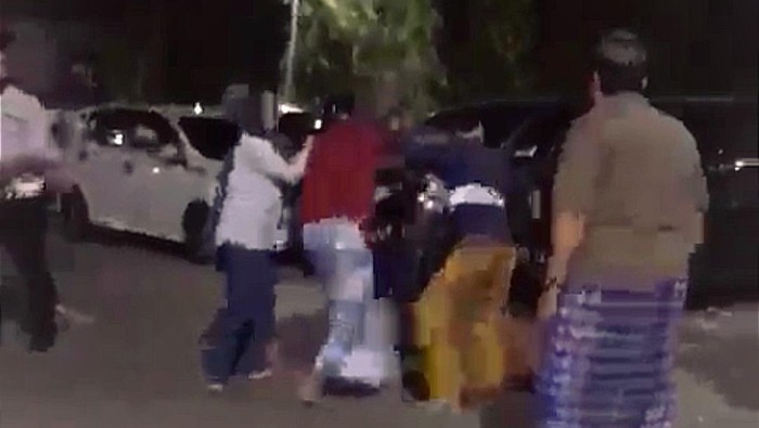 Tangkapan layar video viral pria adu jotos di halaman masjid di Soppeng (dok. Istimewa).