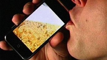 Aplikasi minum bir ini sempat populer di pengguna iPhone satu dekade lalu. Foto: dok Reddit via Bored Panda