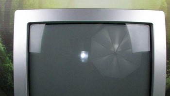 Ada yang masih menggunakan TV tabung? Foto: dok Reddit via Bored Panda