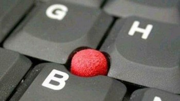 Tombol kecol di tengah-tengah mouse ini berfungsi layaknya mouse. Saat ini sudah jarang notebook dibekali tombol tersebut. Foto: dok Reddit via Bored Panda