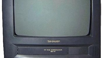 Dulu ada televisi yang menyatu dengan pemutar VHS. Foto: dok Reddit via Bored Panda