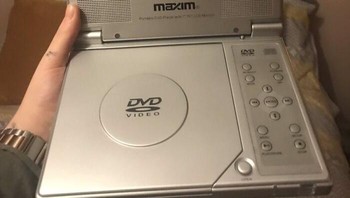 DVD player portable zaman dulu. Sekarang mau menonton film tinggal pakai aplikasi Netflix, Disney+ Hotstar, dll. Foto: dok Reddit via Bored Panda