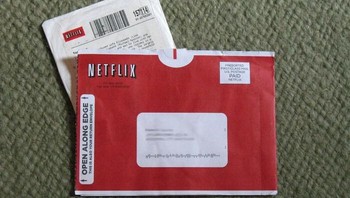 Sebelum menyediakan layanan streaming, Netflx dulu punya layanan sewa DVD. Foto: dok Reddit via Bored Panda