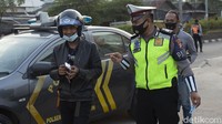 Warga yang nekat mudik diminta petugas untuk melakukan tes swab antigen.  