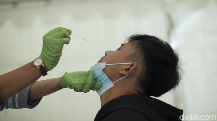 Petugas Puskesmas Karangsambung, Kabupaten Bekasi, melakukan tes swab antigen di posko kesehatan, Jumat(7/5/2021).