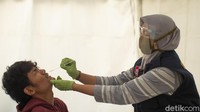 Dalam sehari petugas menyiapkan hingga 100 tes swab antigen untuk para pengendara.  