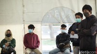 Pantauan Detikcom sejak pagi hingga sore hari terdapat 13 pengendara yang mengikuti tes swab dengan hasil negatif.  