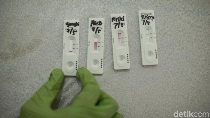 Petugas Puskesmas Karangsambung, Kabupaten Bekasi, melakukan tes swab antigen di posko kesehatan, Jumat(7/5/2021).