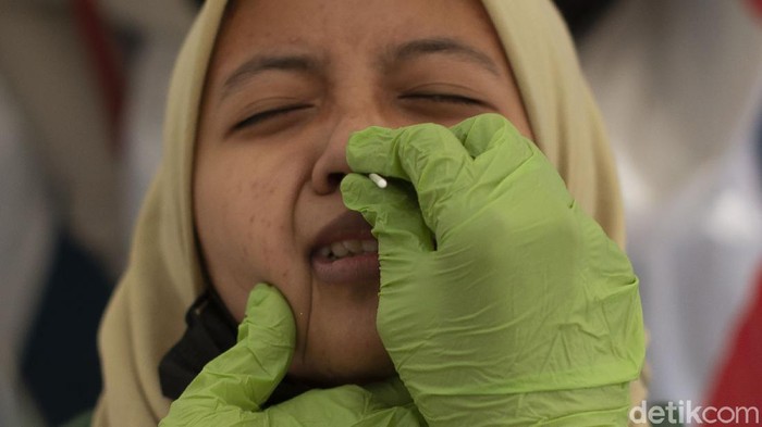 Terjaring Penyekatan, Pengendara Dites Swab Petugas Puskesmas Karangsambung, Kabupaten Bekasi, melakukan tes swab antigen di posko kesehatan, Jumat(7/5/2021).