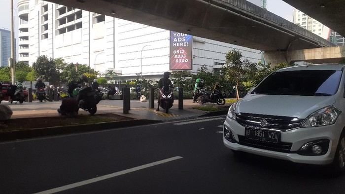 Trotoar di depan Ciputra World 1 Kuningan, Jakarta Selatan.