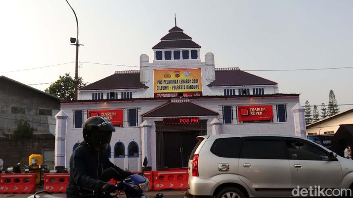 Unik! Pos Polisi di Bandung Ini Berbentuk Gedung Sate Ada pemandangan berbeda di kawasan Cileunyi, Kabupaten Bandung. Pos Pelayanan Pengamanan Mudik Lebaran 2021 milik Polresta Bandung berbentuk Gedung Sate.