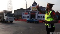 Polisi tampak mengatur lalu lintas di kawasan Cileunyi, Kabupaten Bandung.
