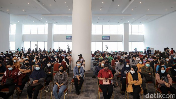Petugas menyutikan vaksin kepada para karyawan dan pekerja di pusat perbelanjaan Neo Soho dan Central Park, Jakarta, Jumat (7/5/2021).