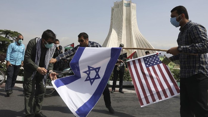 Warga Pakistan dan Iran memperingati Hari Al Quds Internasional. Dalam aksi itu, mereka membakar bendera Amerika Serikat dan juga Israel. Berikut fotonya.