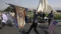Sejumlah warga membakar bendera Israel saat memperingati Hari Al Quds Internasional di Tehran, Iran, Jumat (7/5/2021). AP Photo/Vahid Salemi.