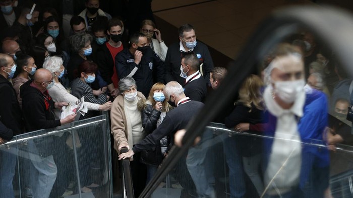 Warga Serbia yang Ikut Vaksinasi Dapat Hadiah Lho People queue to get vaccinated and to be one of 100 people to receive shopping coupons along with the jabs, in the Usce shopping mall in Belgrade, Serbia, Thursday, May 6, 2021. Serbian authorities are looking for incentives for people to boost vaccination that has slowed down in recent weeks amid widespread anti-vaccination and conspiracy theories in the Balkan nation. The government has also promised a payment of around 25 euros to everyone who gets vaccinated by the end of May. (AP Photo/Darko Vojinovic)